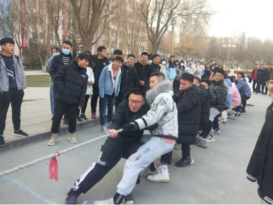 经济管理学院举办 “凝心聚力”拔河比赛